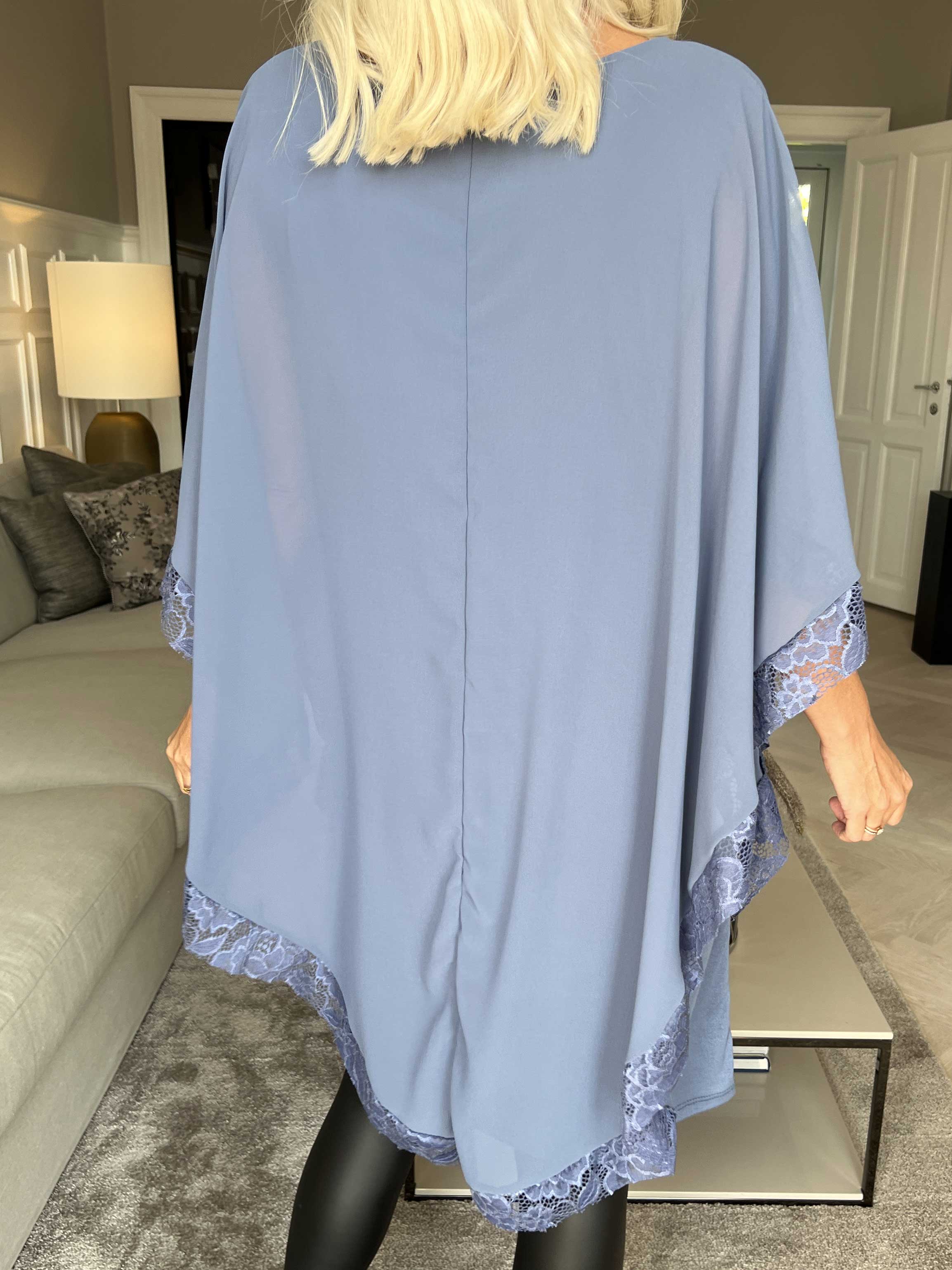 Kenya Edge - Tunikaklänning med chiffonglager och spetskant